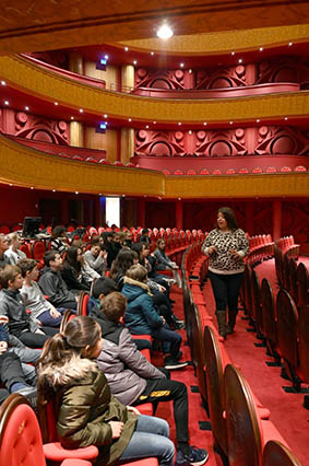 Collégiens visitant l'opéra de Reims.